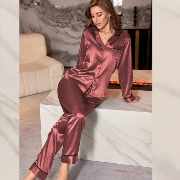 Luxurious Silky Satin Long Sleeve 2pc Pajamas Set in Paprika Sz XL Brand New - Picture 2 of 6
